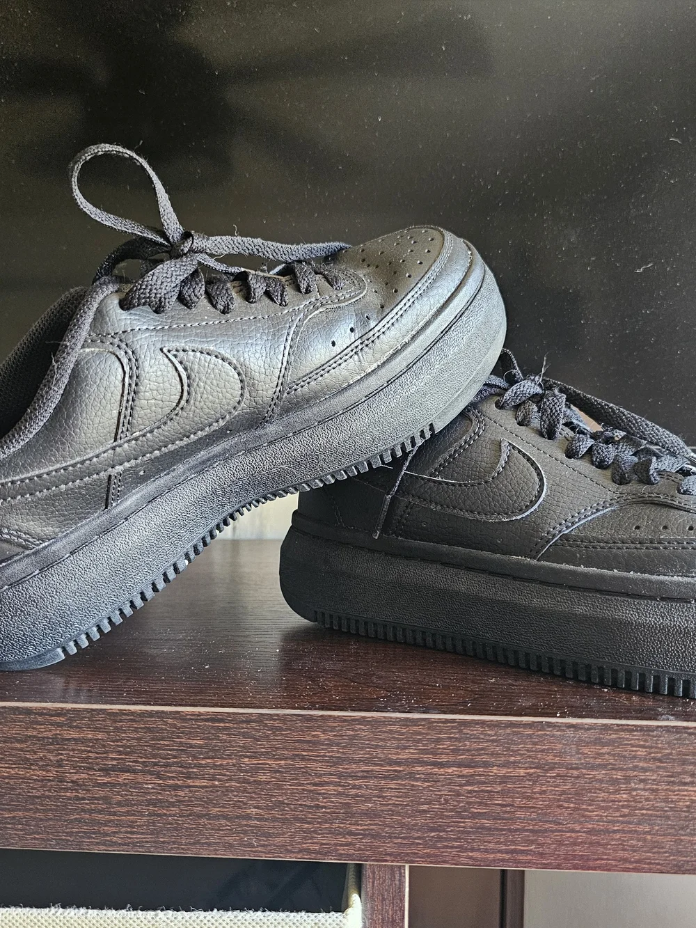 Women's All-Black Low-Top Sneakers - Classic Comfort